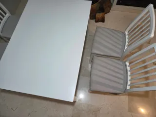 Mesa extensible y 4 sillas de madera