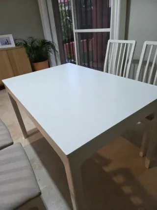 Mesa extensible y 4 sillas de madera