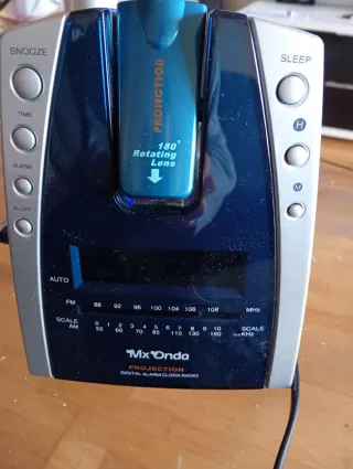 Radio despertador Mx Onda con proyector de hora.