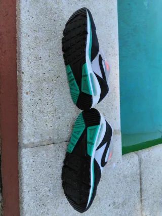 Zapatillas Nike Air Max grises y naranjas