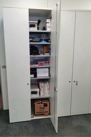 Armario de oficina blanco con estanterías