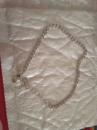 Pulsera plateada con cadena