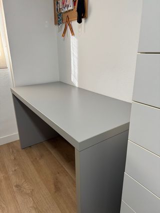 Mesa de estudio gris moderna