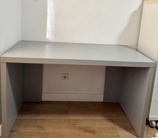 Mesa de estudio gris moderna