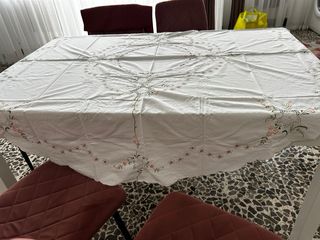 Tovaglia rotonda ricamata con tovaglioli