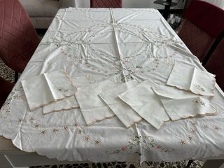 Tovaglia rotonda ricamata con tovaglioli