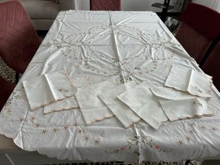 Tovaglia rotonda ricamata con tovaglioli