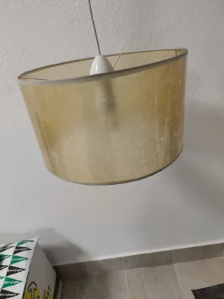 Lámpara colgante dorada y blanca