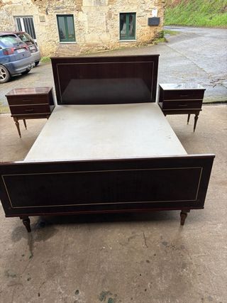 Juego de cama y mesillas de noche