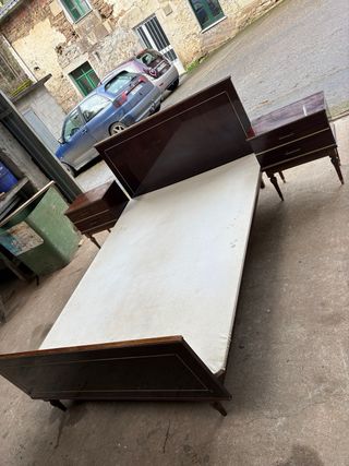 Juego de cama y mesillas de noche