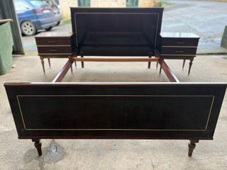 Juego de cama y mesillas de noche