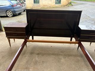 Juego de cama y mesillas de noche