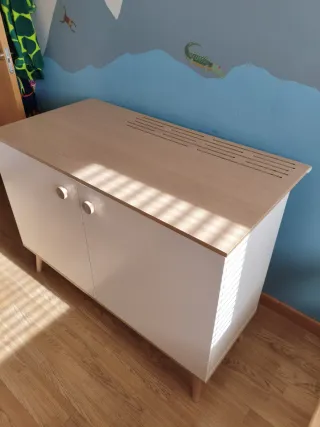 Mueble de madera y blanco para almacenaje.