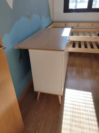 Mueble de madera y blanco para almacenaje.