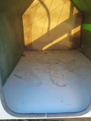 Caseta para perro blanca y verde