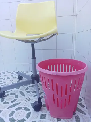 Silla de escritorio y papelera