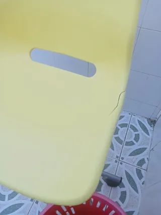 Silla de escritorio y papelera