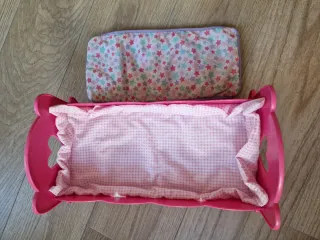 Cuna de juguete rosa para muñecas