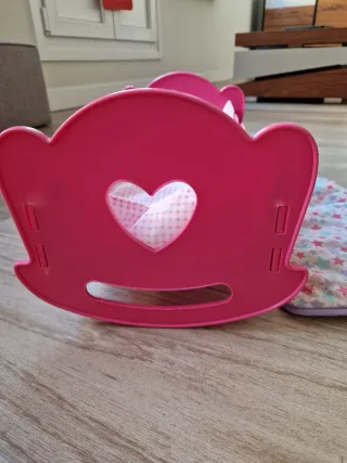 Cuna de juguete rosa para muñecas