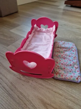 Cuna de juguete rosa para muñecas