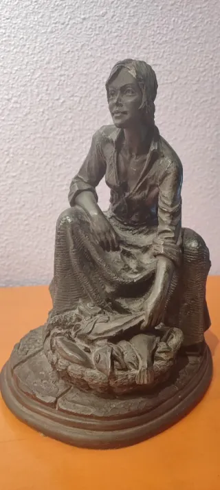 Figura estilo bronce mujer con peces