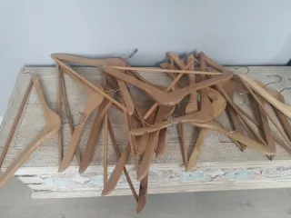 20 perchas de madera