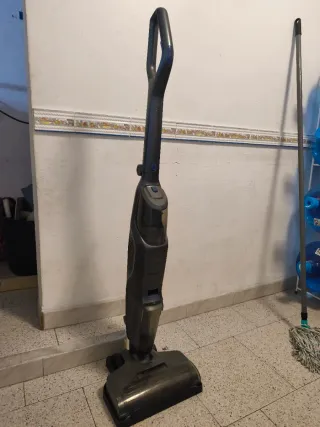 Fregadora de suelos recargable