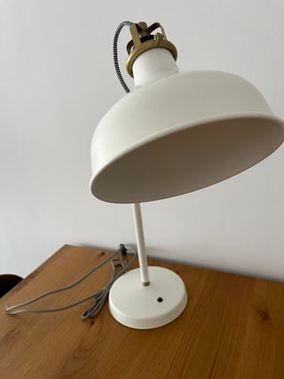 Lámpara de mesa Ikea Ranarp blanca y dorada