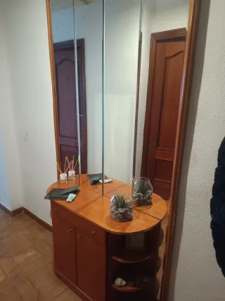 Recibidor clásico de madera con espejo