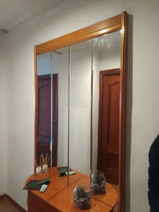 Recibidor clásico de madera con espejo