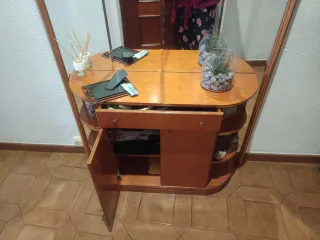 Recibidor clásico de madera con espejo