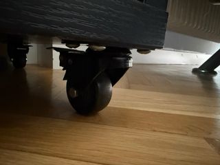 Mueble negro con ruedas