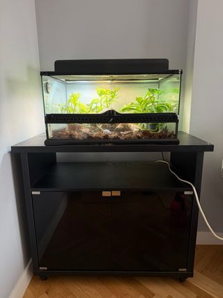 Mueble negro con ruedas