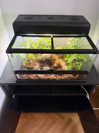 Mueble negro con ruedas