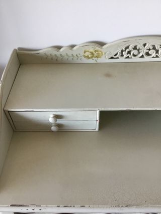 Escritorio clásico madera beige con cuatro cajones