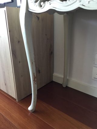 Escritorio clásico madera beige con cuatro cajones