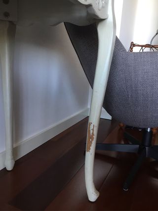 Escritorio clásico madera beige con cuatro cajones