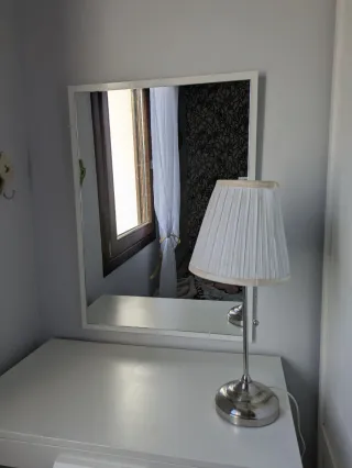 Cajonera y espejo blanco