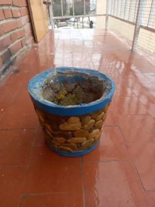 Maceta de piedras y terracota