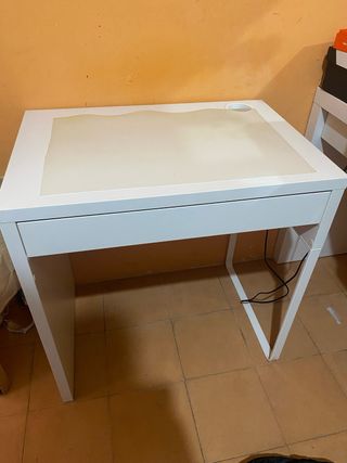 Escritorio blanco con cajón