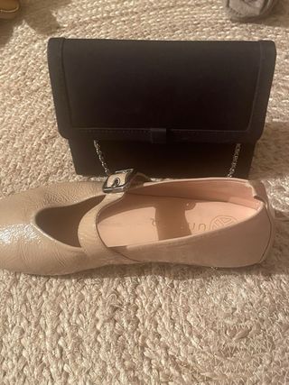 Bolso de mano negro con cadena