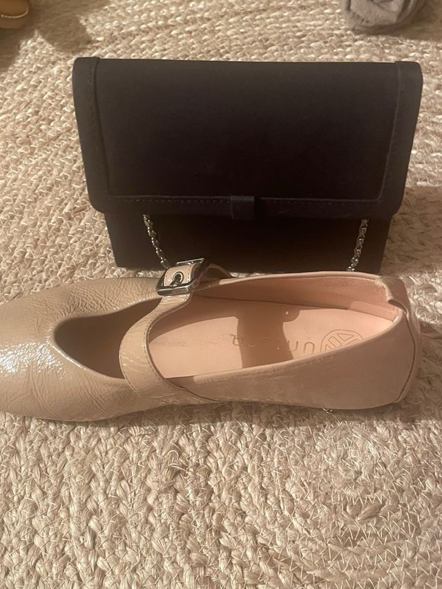 Bolso de mano negro con cadena