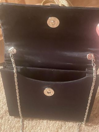 Bolso de mano negro con cadena