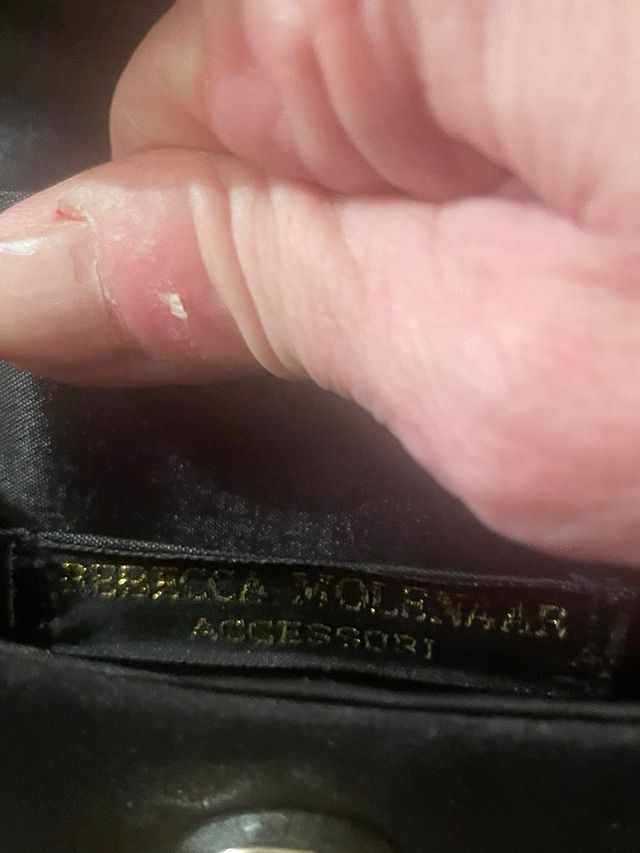 Bolso de mano negro con cadena