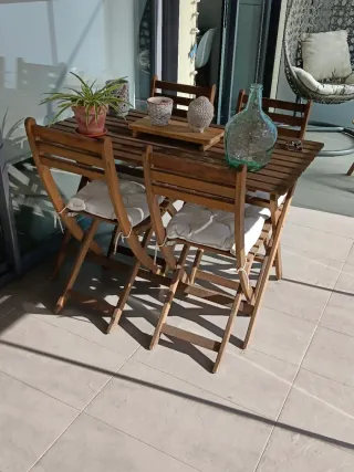 Conjunto mesa y 4 sillas de madera con cojin