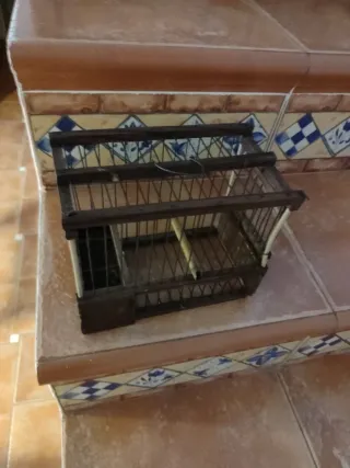 Jaula de madera antigua