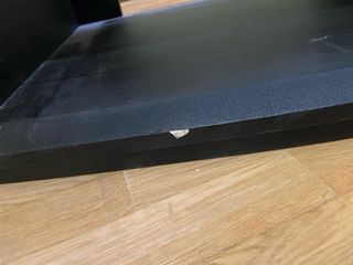 Mueble TV negro curvo con baldas