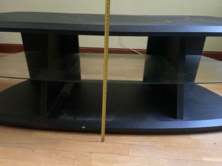 Mueble TV negro curvo con baldas