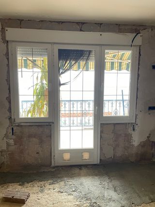 Puerta aluminio y 2 ventanas