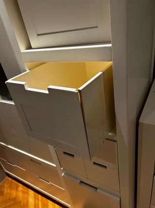 Armario y cajonera madera maciza lacado blanco